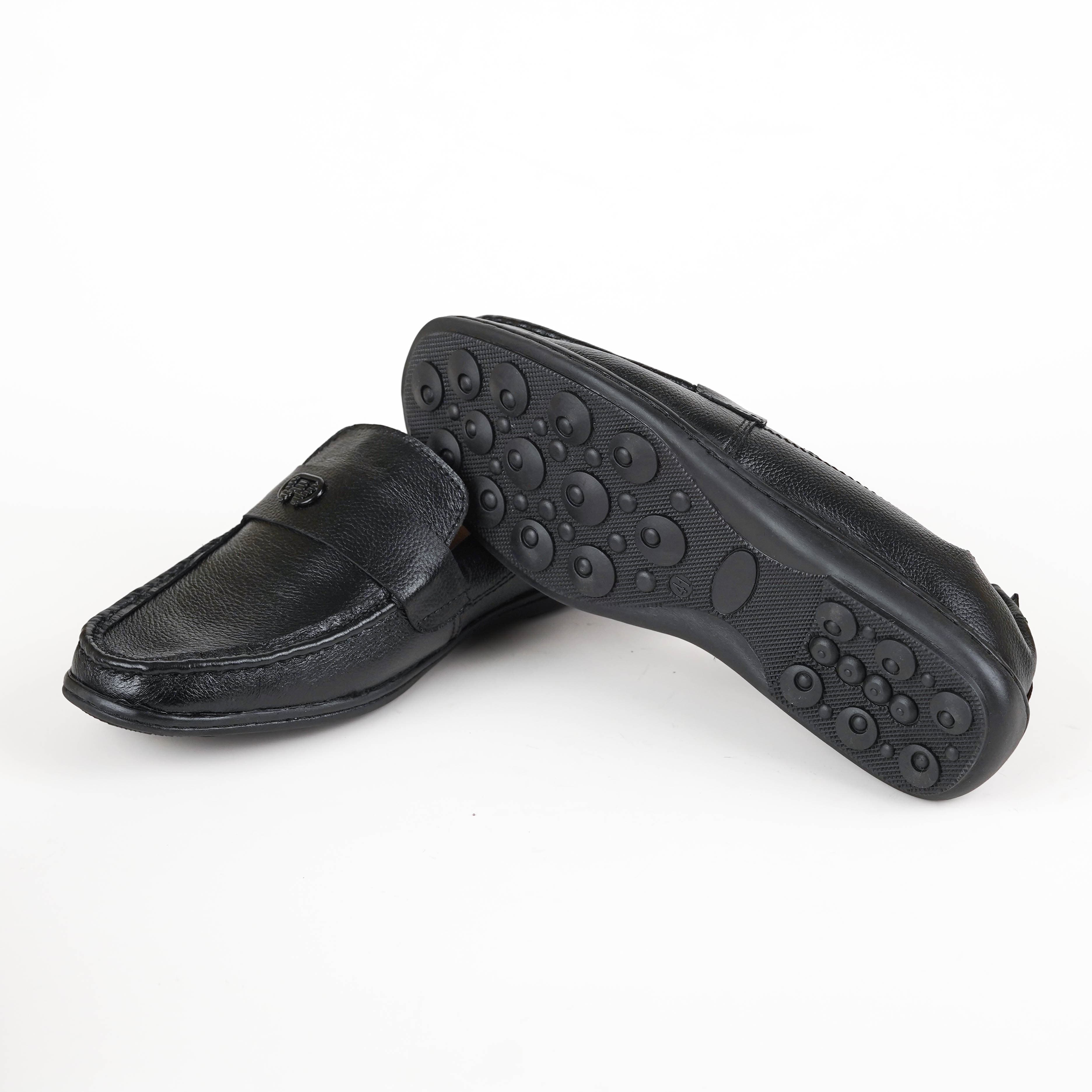 Round-Toe Slip-On Loafers-04